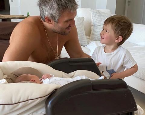 Анастасия Шубская выписалась из роддома и познакомила старшего сына с новорожденным братом