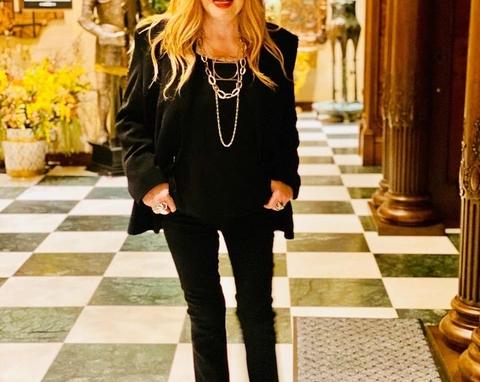 Алла Пугачева выглядит неотразимо в платье непривычной длины миди