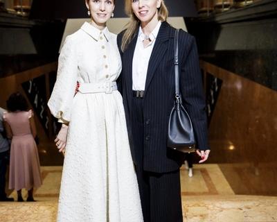 Гостьи показа Ахмадуллиной Кожевникова и Оболенцева посоревновались в умении носить змеиный принт