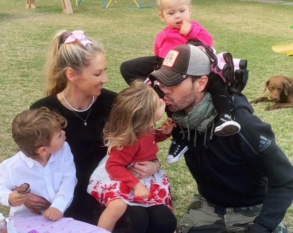 Анна Курникова наняла команду телохранителей она боится людей