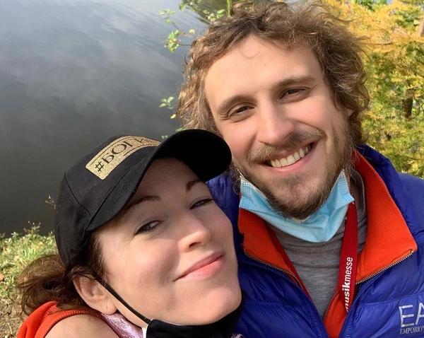 Алена Хмельницкая по-прежнему выглядит ровесницей своего молодого возлюбленного Александра Синюшина