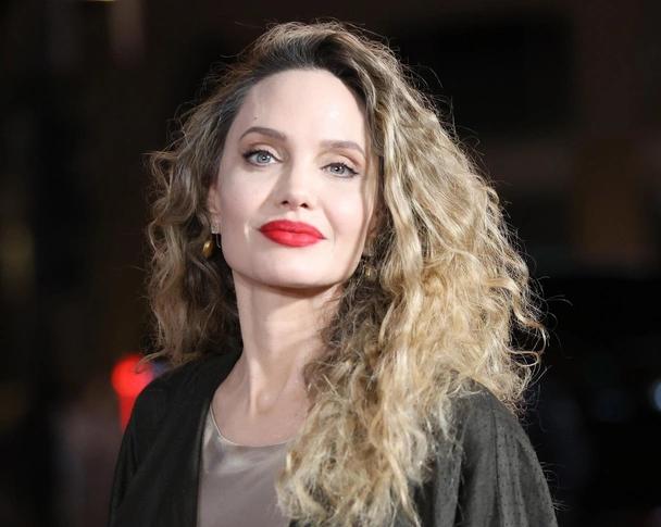 Akala опроверг слухи об отношениях с Джоли он вышел в свет со своей девушкой