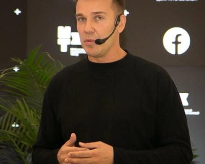 Бондарчук Тотибадзе Цыпкин и другие ценители русского рока на премьере музыкального спектакля Рок Тверская в Мобильном художественном театре