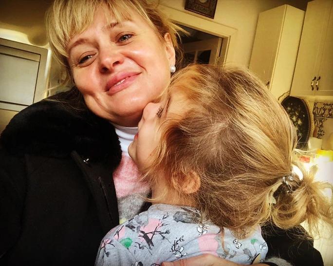 Анна Михалкова поделилась редким кадром с 6-летней дочкой Лидой