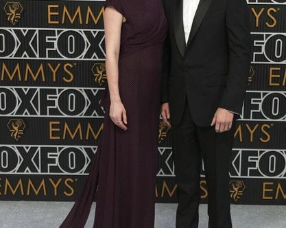 90-летняя Джоан Коллинз с молодым мужем и очаровательный Том Хиддлстон с невестой самые ми-ми-милые пары премии Эмми