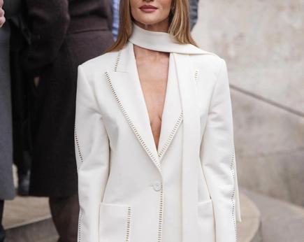 Амбросио и Грэм сделали ставку на декольте Хантер Шафер оделась в кружева шоу продолжаются