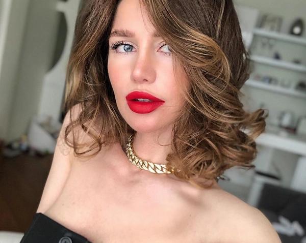 Алекса поставила брекеты после намека на скорую свадьбу с возлюбленным