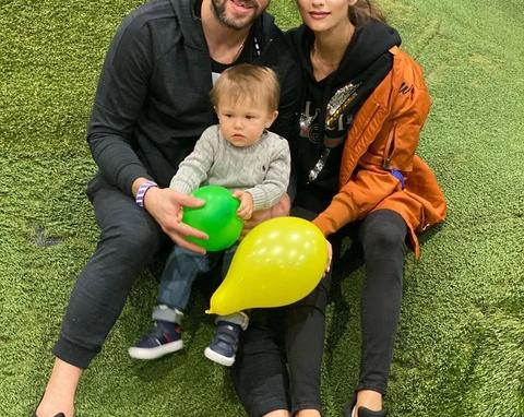 Анастасия Шубская прилетела из Америки в Москву с маленькими детьми но без Овечкина