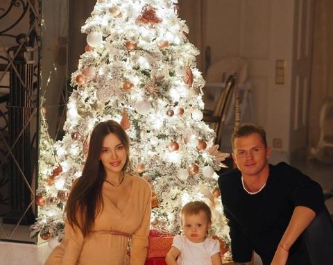 Анастасия Тарасова написала стихи дочери но не все оценили обсуждая голое боди мамы на фото