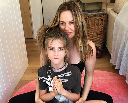 9-летний сын Алисии Сильверстоун отращивает волосы до пояса хотя над ним смеются