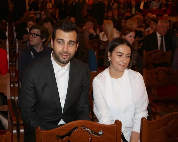 42-летняя жена Ивана Урганта в велосипедках и джинсовке выглядит сестрой а не мамой своих младших дочерей