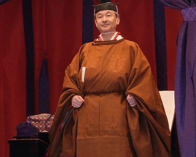 Король и королева Испании принц Чарльз и еще две тысячи высокопоставленных гостей посетили ужин в честь нового императора Японии