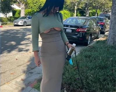 Александр Цекало рисует картины голым пока его супруга бунтует против ханжества в США