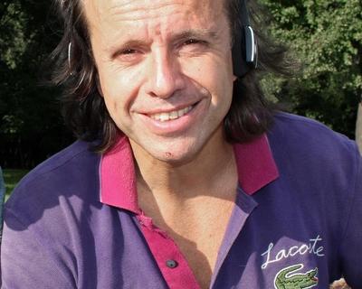 Андрей Губин сменил имидж ради первого за 19 лет выхода на сцену видео