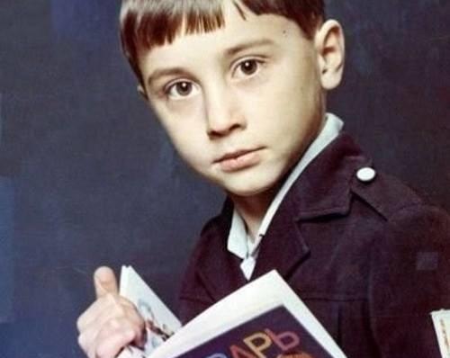 Анджелина Джоли и другие звезды которым было непросто в школе