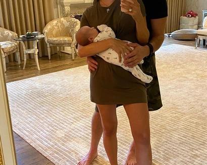 Анастасия Шубская в мини отмечает месяц со дня рождения второго сына