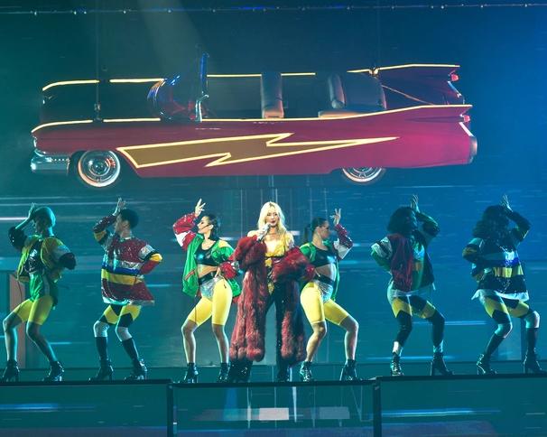 Superstar Алла Пугачева Николай Басков и многие другие поддержали Светлану Лободу на ее сольном концерте