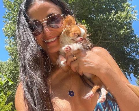 Бабушка в бикини подписчики в восторге от нового фото Деми Мур с внучкой