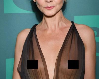 51-летняя актриса появилась на красной дорожке в прозрачном платье обнажившем грудь