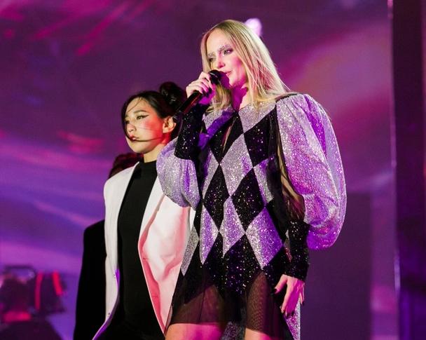 Ольга Бузова Ани Лорак и другие на красной дорожке фестиваля Жара-2019 звезды посоревновались в оригинальности нарядов