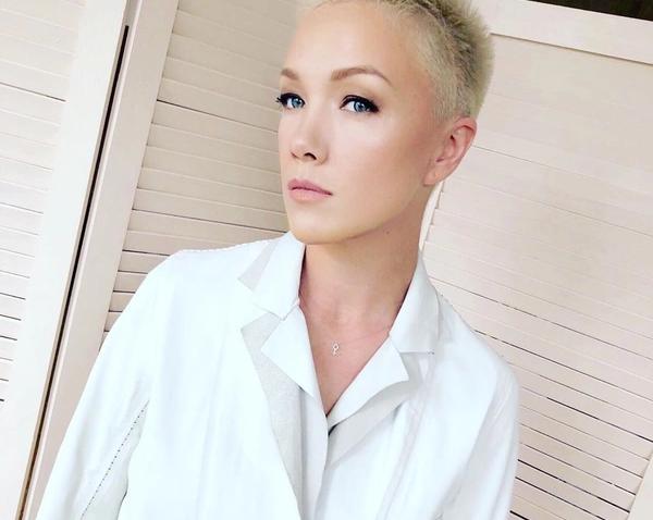 9-летняя дочь Дарьи Мороз сфотографировала ее полностью обнаженной