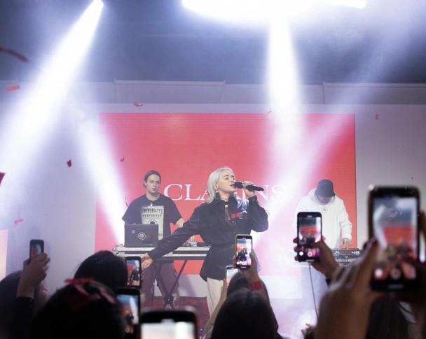 Андрей Малахов Яна Рудковская Ксения Собчак и другие звезды поздравили Clarins с юбилеем