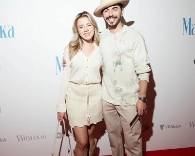 Авербух говорил о безумствах ради любви Асмус интриговала спутником на премьере Материалистки