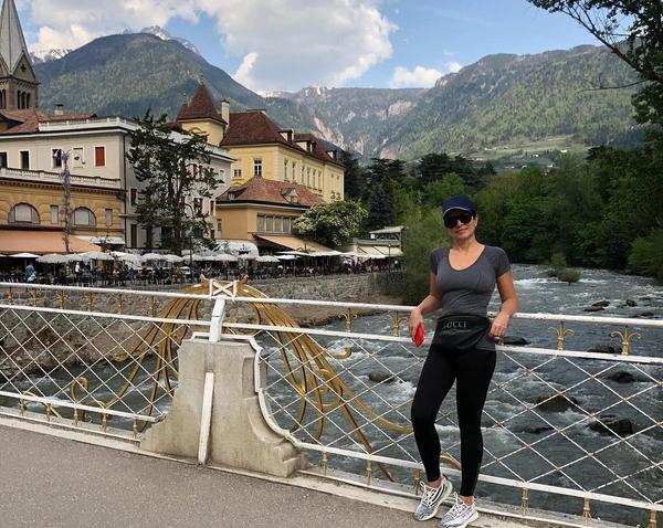 57-летняя Ольга Крутая смело позирует в прозрачном платье