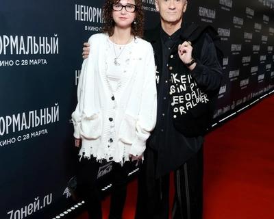 63-летний Олег Меньшиков пришел на премьеру с молодой женой