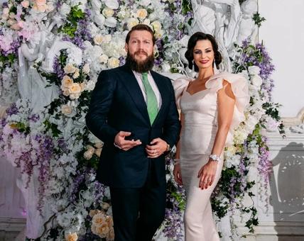 Рудковская Караулова Шелягова и другие звезды поздравили Петра Аксенова с выпуском новой ювелирной коллекции