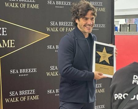 Автор хита Мадонны встал на колено перед женой а Николь Шерзингер появилась в образе как в Pussycat Dolls пятый день Dream Fest 2024